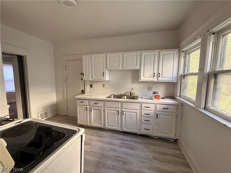 1872 Lampson Road, Cleveland, OH 44112 Photo 8