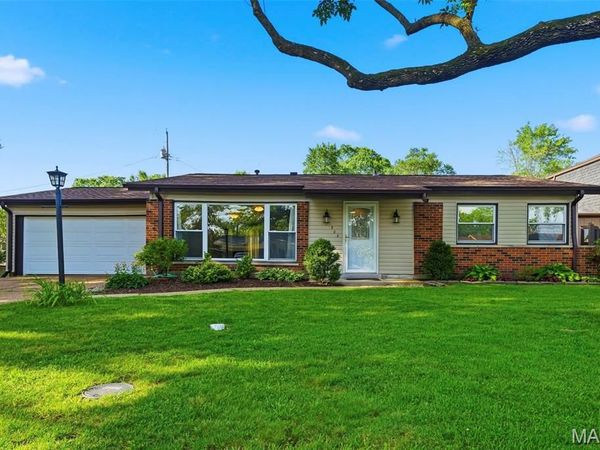 724 Caspian Lane, St Louis, MO 63125