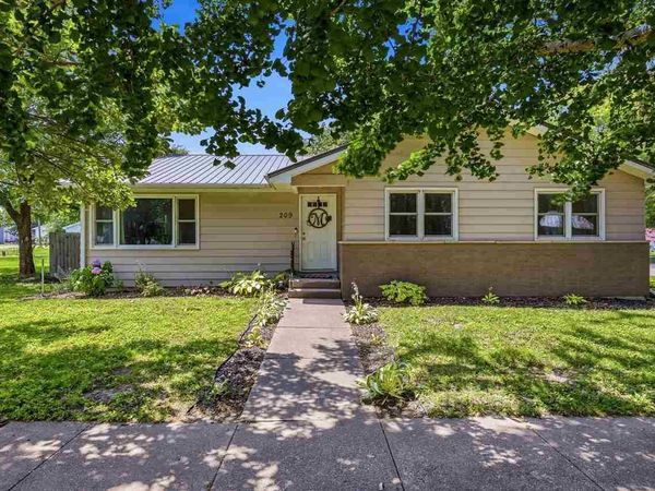 209 N Walnut St, Winfield, IA 52659