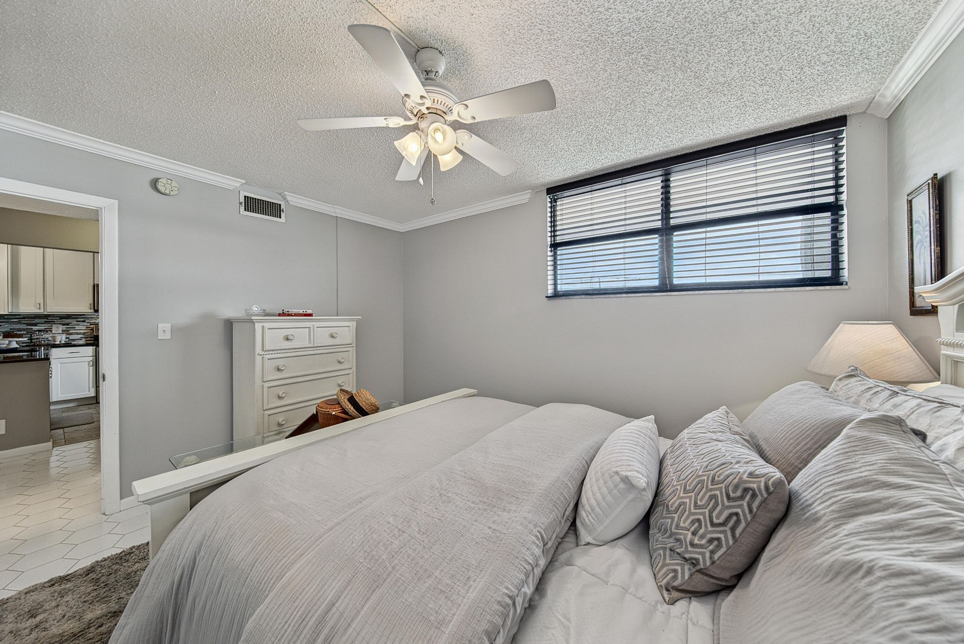4800 Bayview Drive, Unit 402, Fort Lauderdale, FL 33308 Photo