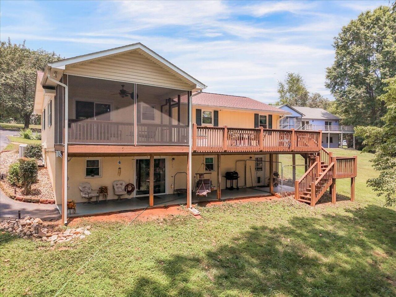 106 Club House Dr, Moneta, VA 24121 Main Photo