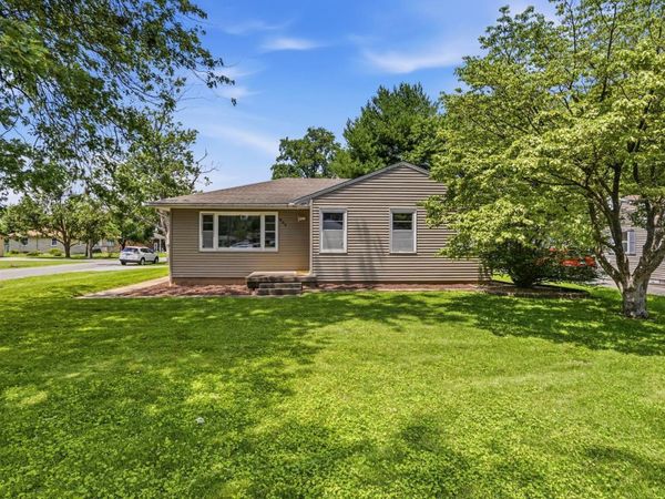 809 S Division Street , Mahomet, IL 61853