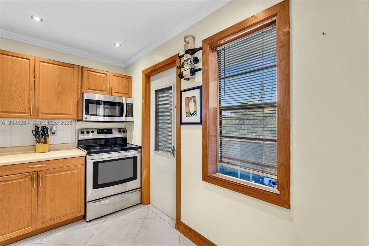 700 NE 14th Ave, Unit 307, Hallandale Beach, FL 33009 Photo