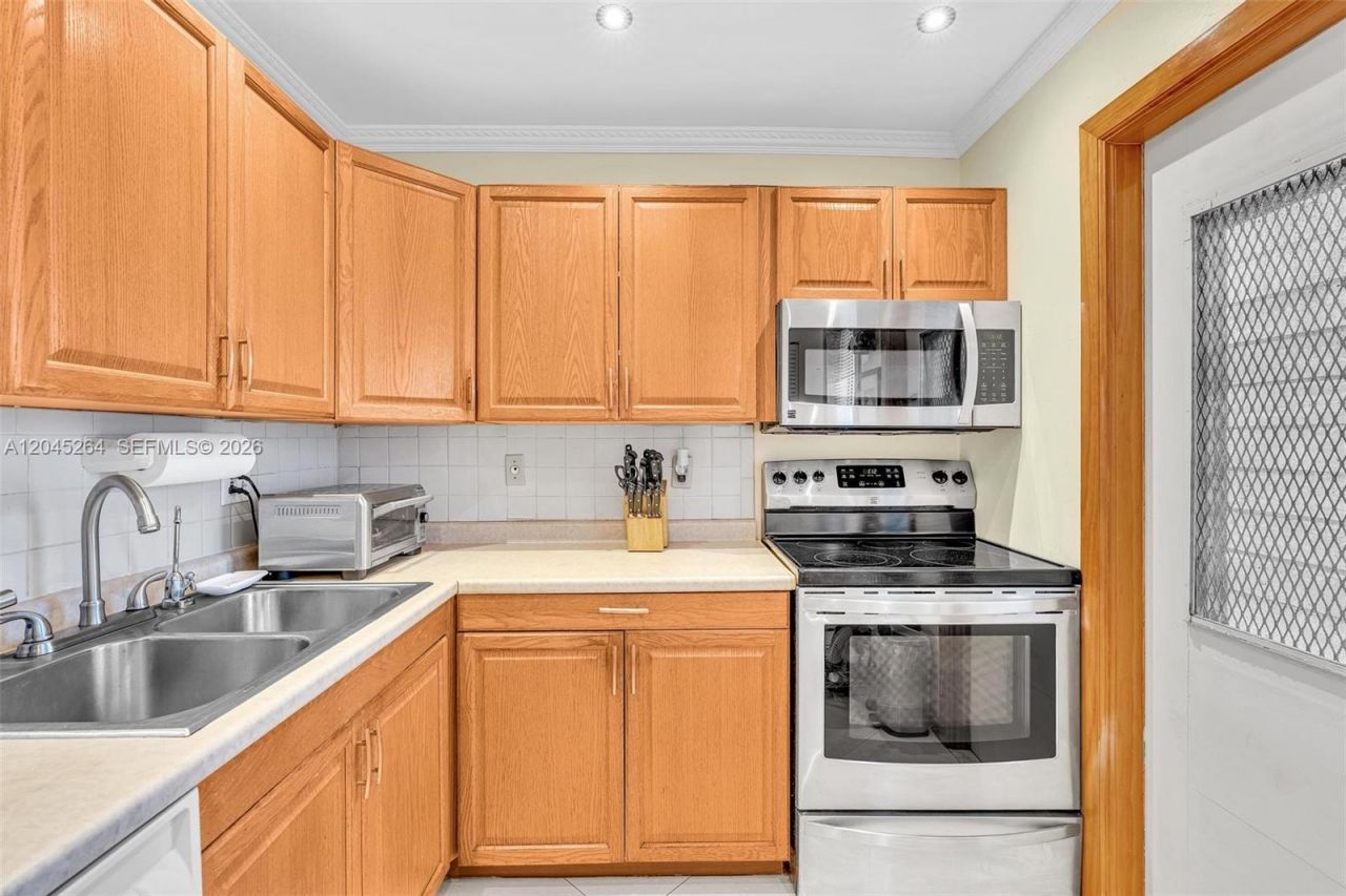700 NE 14th Ave, Unit 307, Hallandale Beach, FL 33009 Photo