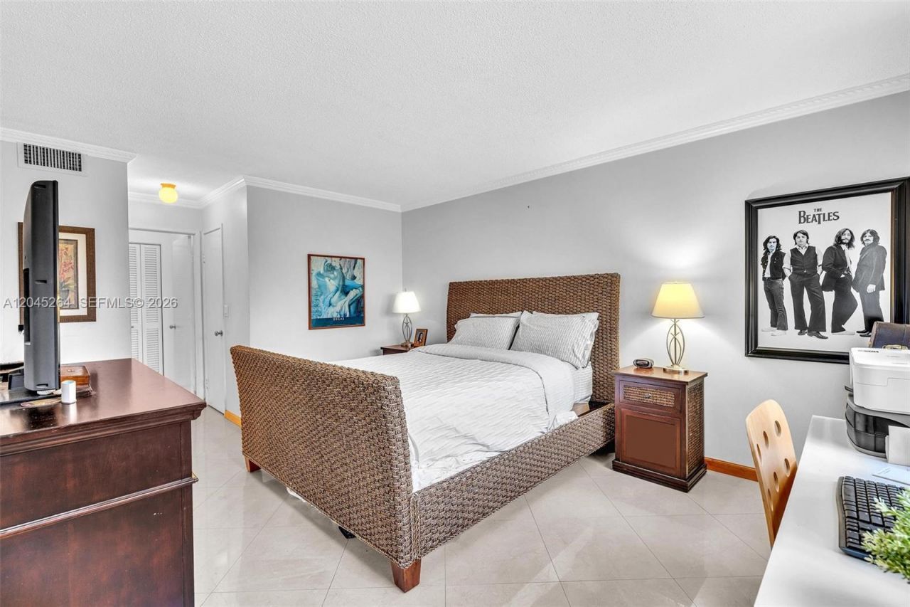 700 NE 14th Ave, Unit 307, Hallandale Beach, FL 33009 Photo