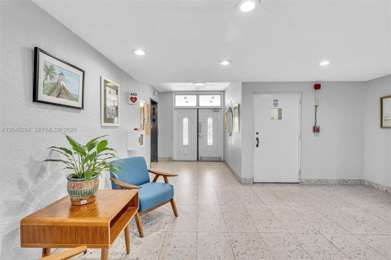 700 NE 14th Ave, Unit 307, Hallandale Beach, FL 33009 Photo