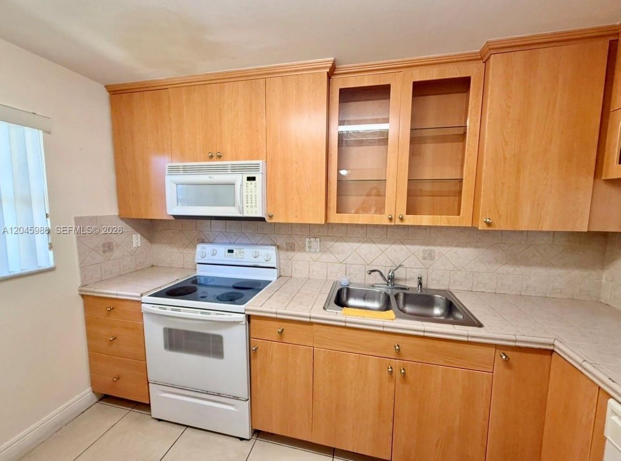 1975 W 44th Pl , Unit 203, Hialeah, FL 33012 Photo