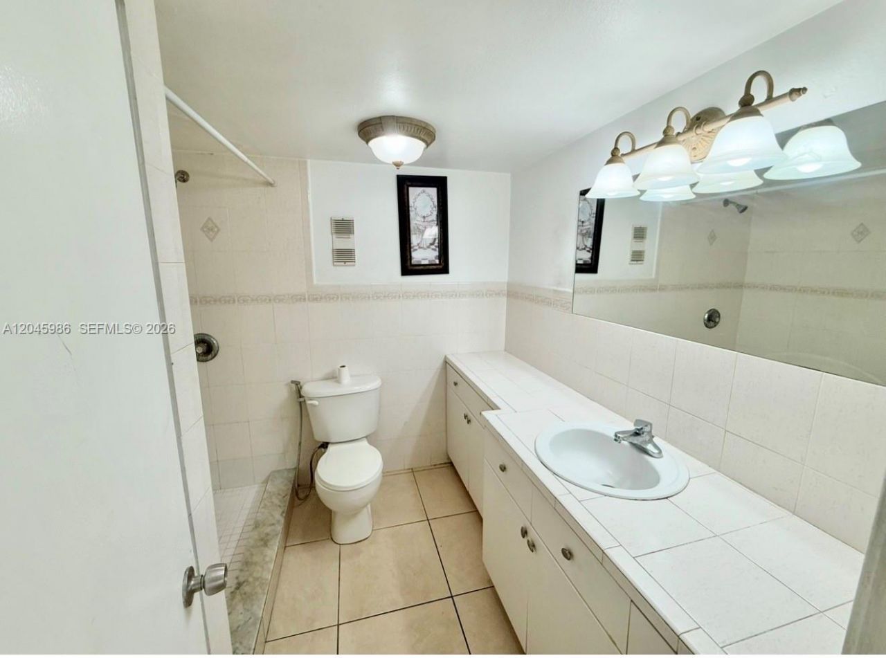 1975 W 44th Pl , Unit 203, Hialeah, FL 33012 Photo