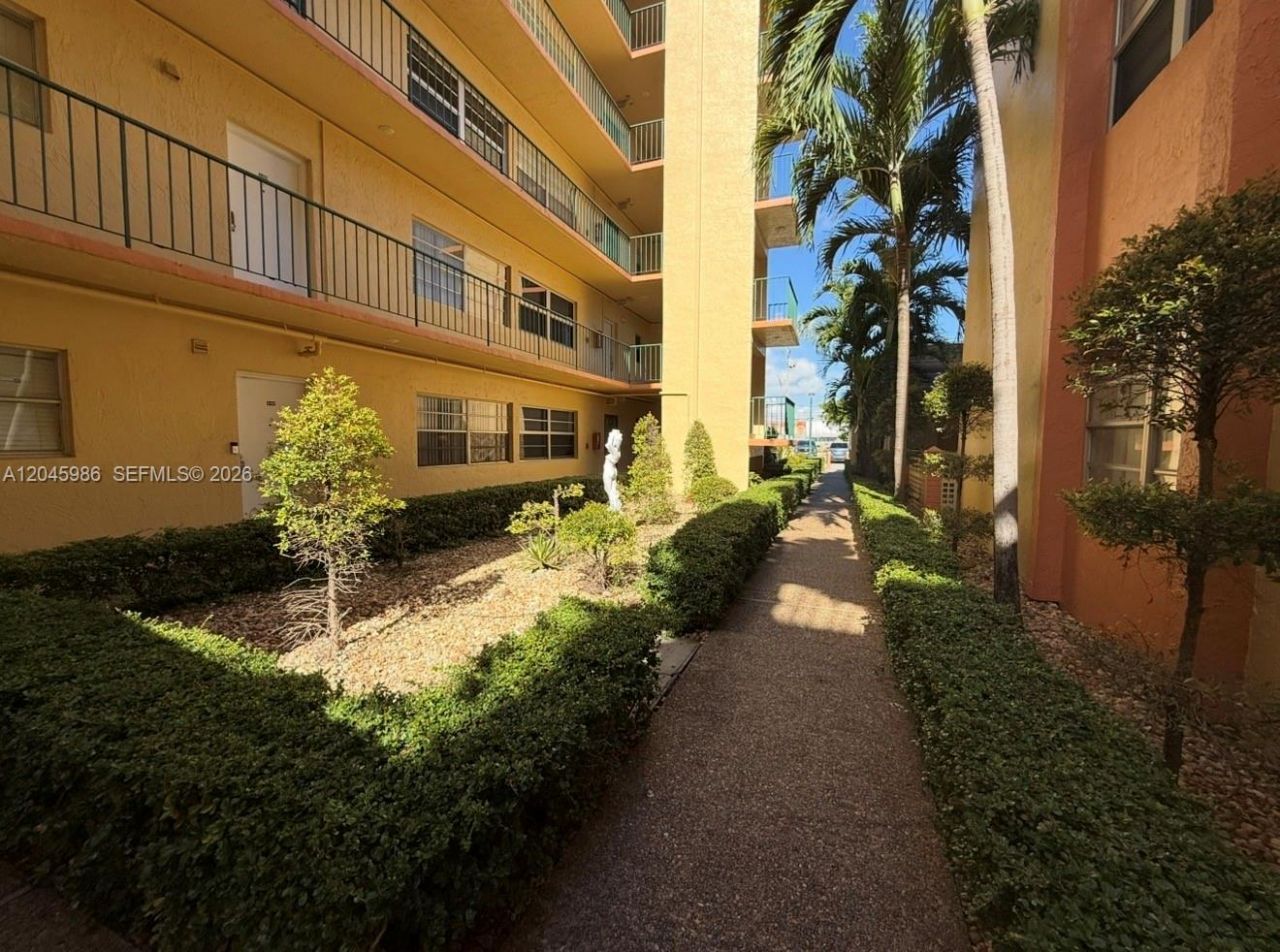1975 W 44th Pl , Unit 203, Hialeah, FL 33012 Photo