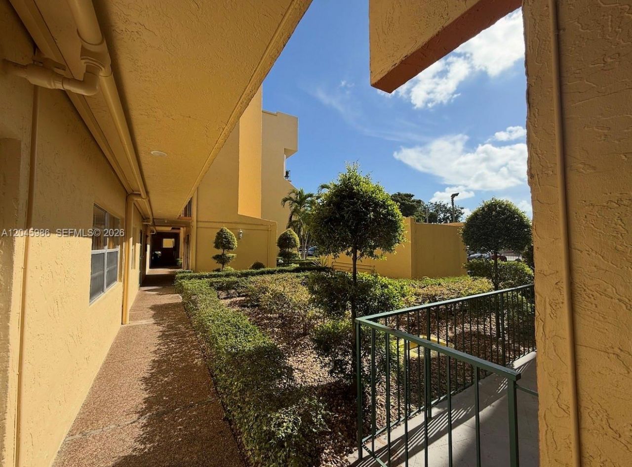 1975 W 44th Pl , Unit 203, Hialeah, FL 33012 Photo