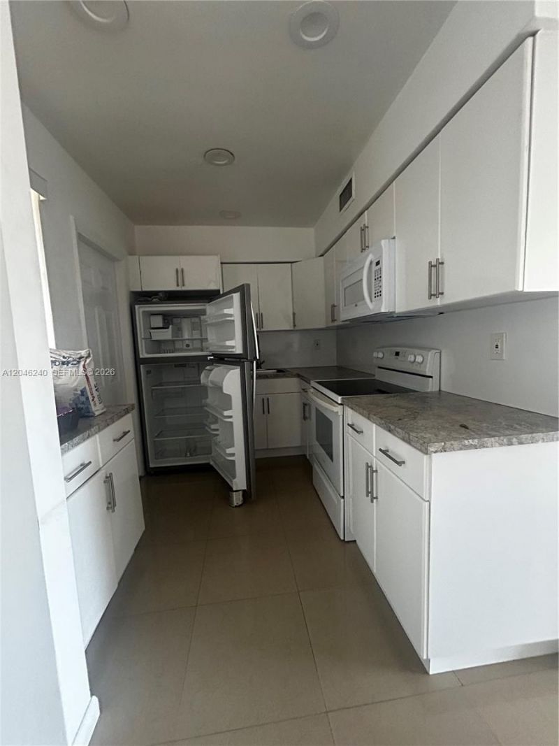 2880 NE 203rd St , Unit B25, Aventura, FL 33180 Photo