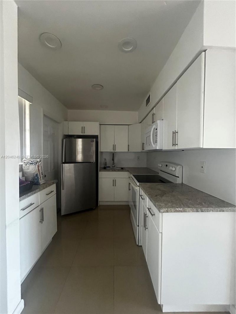 2880 NE 203rd St , Unit B25, Aventura, FL 33180 Photo