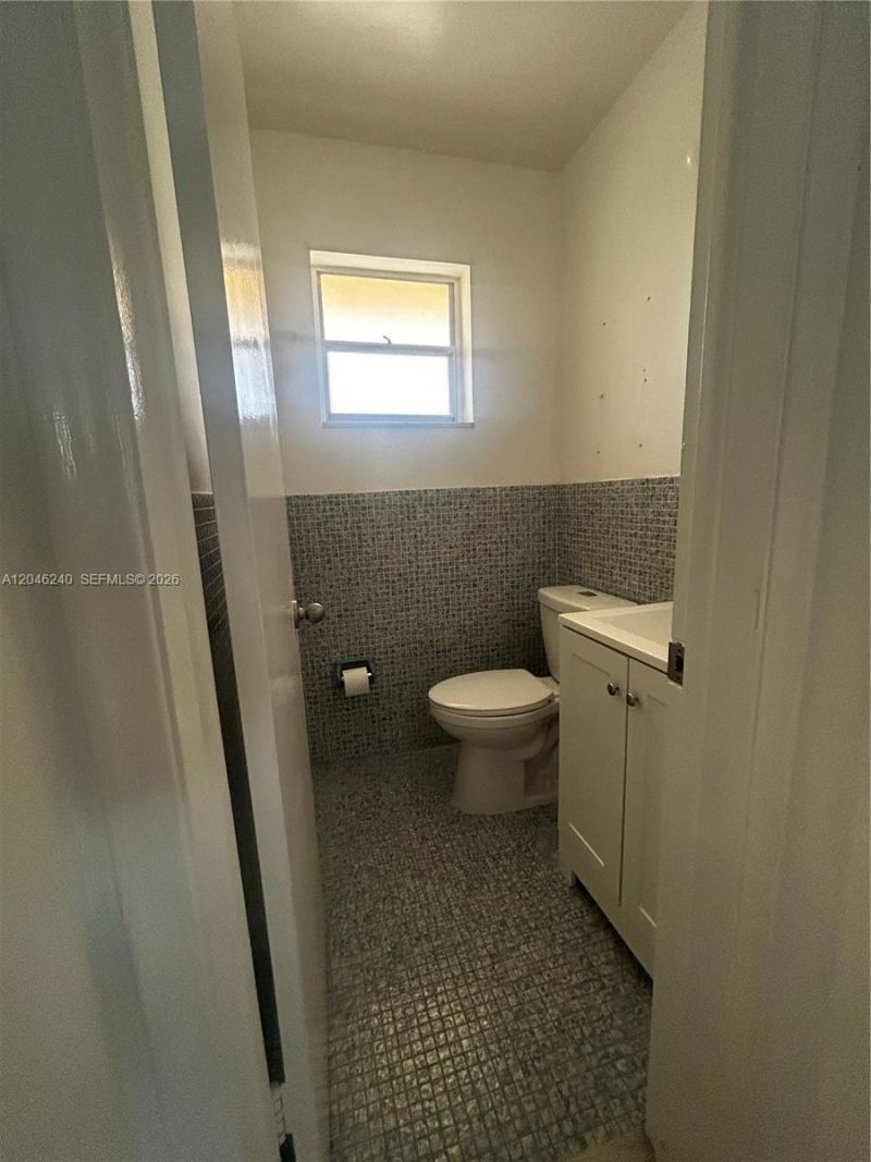 2880 NE 203rd St , Unit B25, Aventura, FL 33180 Photo