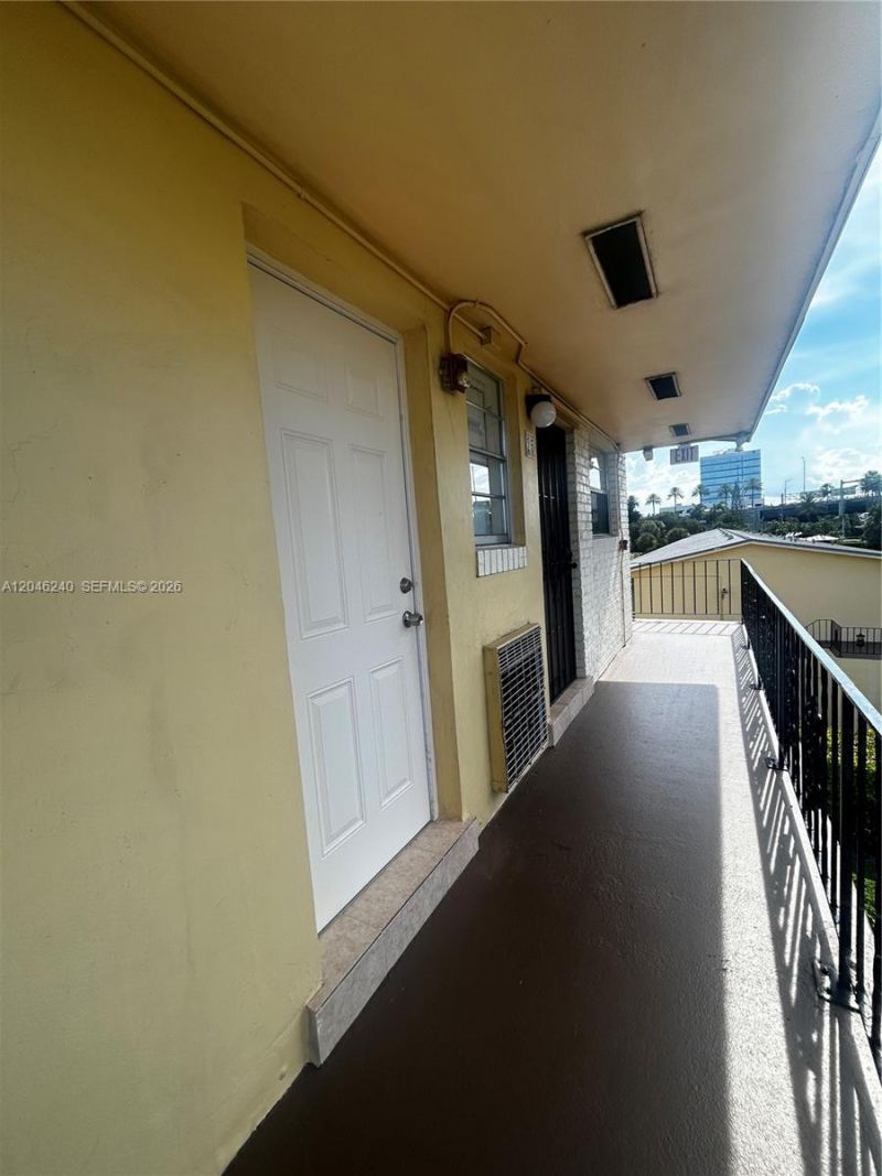 2880 NE 203rd St , Unit B25, Aventura, FL 33180 Photo