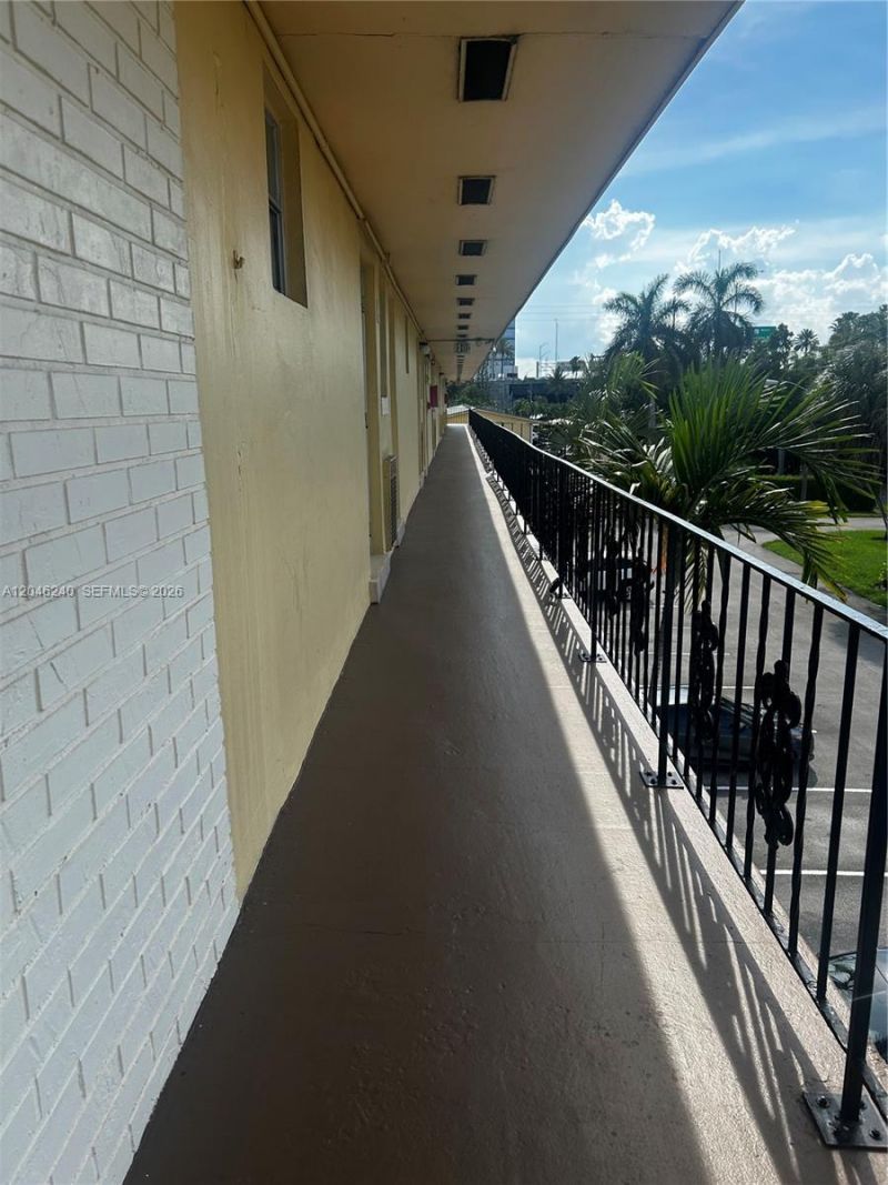 2880 NE 203rd St , Unit B25, Aventura, FL 33180 Photo