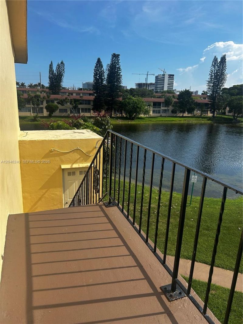 2880 NE 203rd St , Unit B25, Aventura, FL 33180 Photo