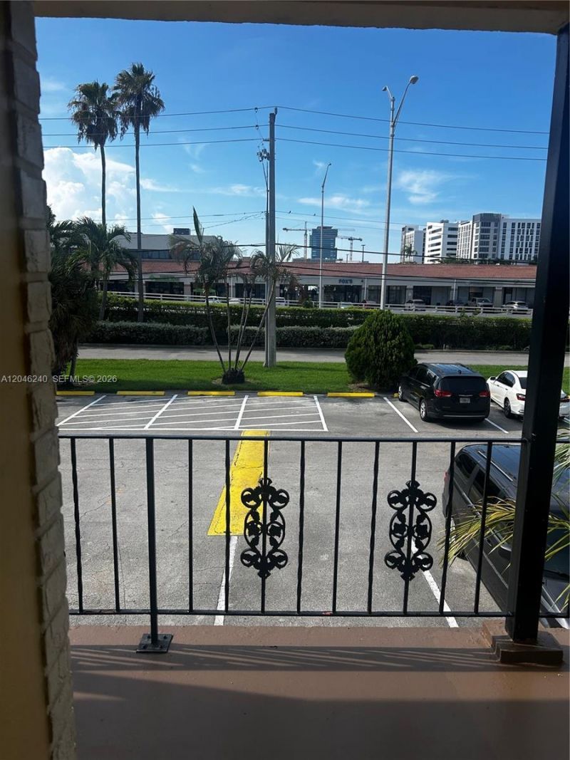 2880 NE 203rd St , Unit B25, Aventura, FL 33180 Photo