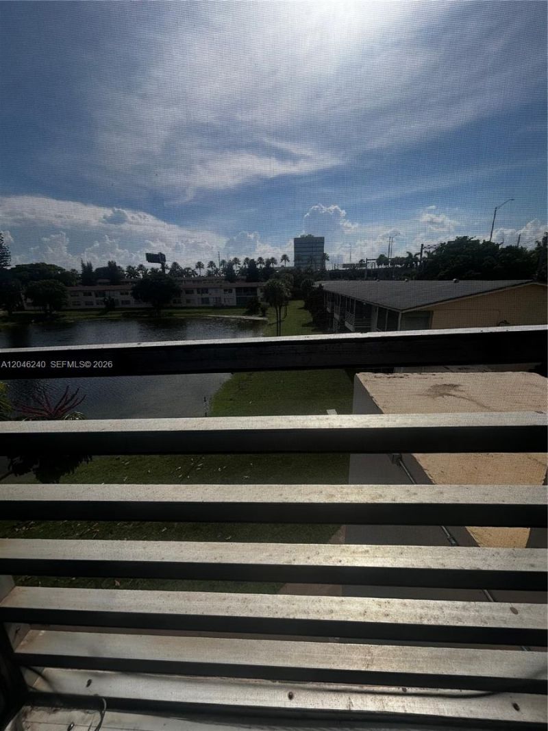 2880 NE 203rd St , Unit B25, Aventura, FL 33180 Photo