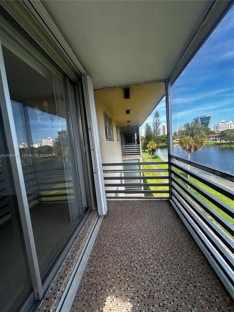 2880 NE 203rd St , Unit B25, Aventura, FL 33180 Photo