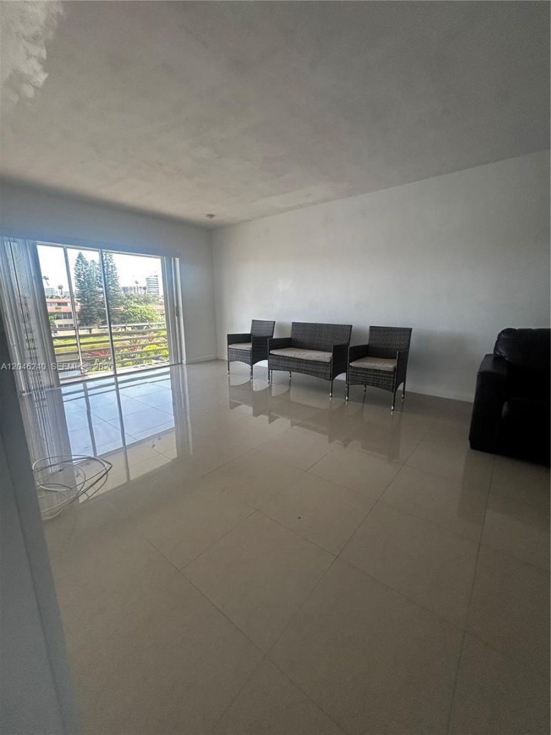 2880 NE 203rd St , Unit B25, Aventura, FL 33180 Photo