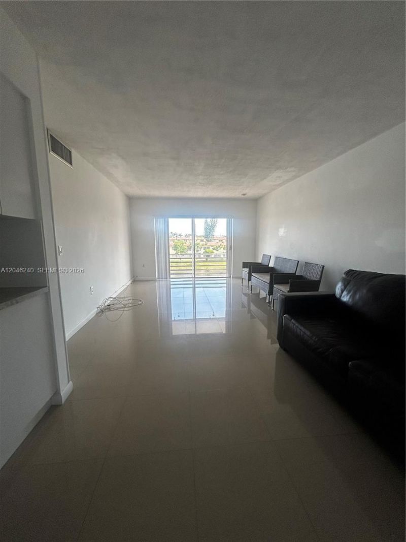 2880 NE 203rd St , Unit B25, Aventura, FL 33180 Photo