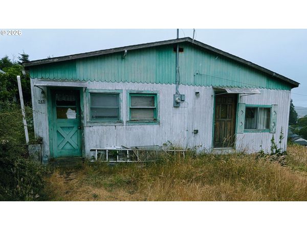 745 E 8TH ST, Coquille, OR 97423