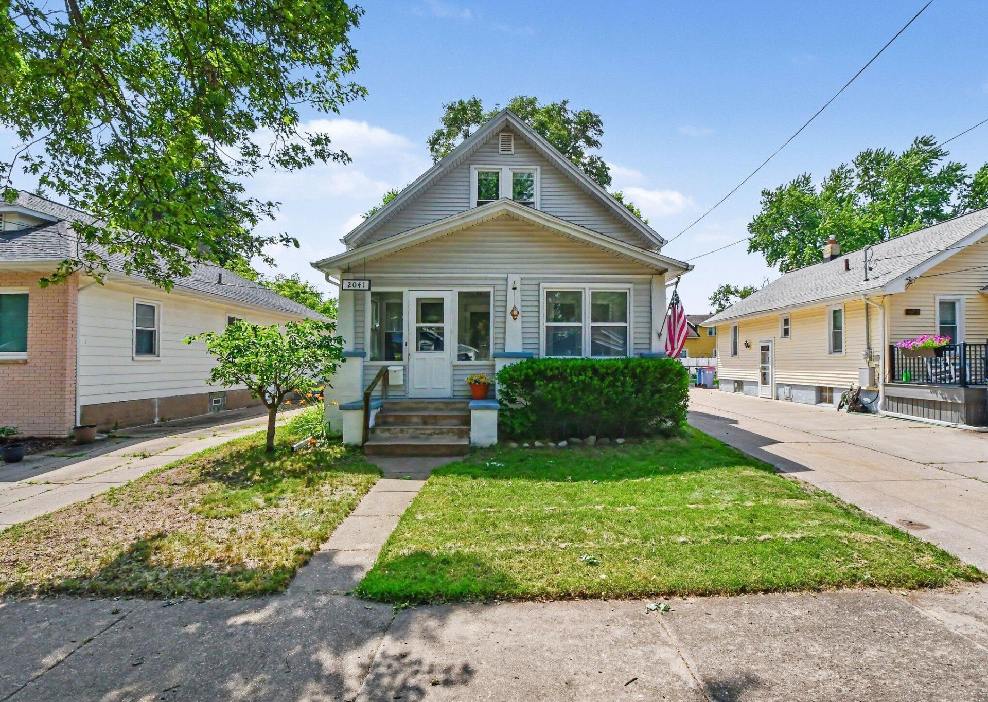 2041 Edgewood Avenue Ne, Grand Rapids, MI 49505 Main Photo