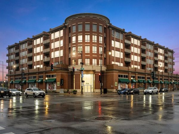 Unit 211, Chicago, IL 60646