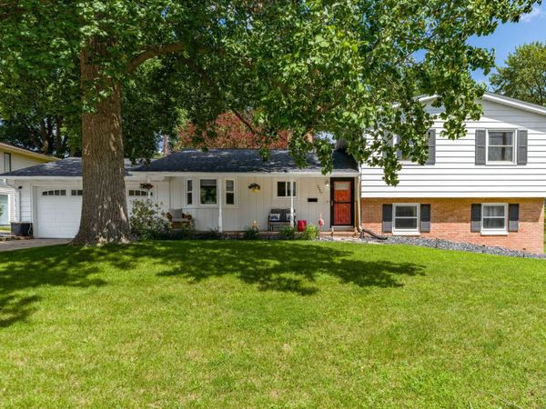 2327 Salem Court , Bettendorf, IA 52722