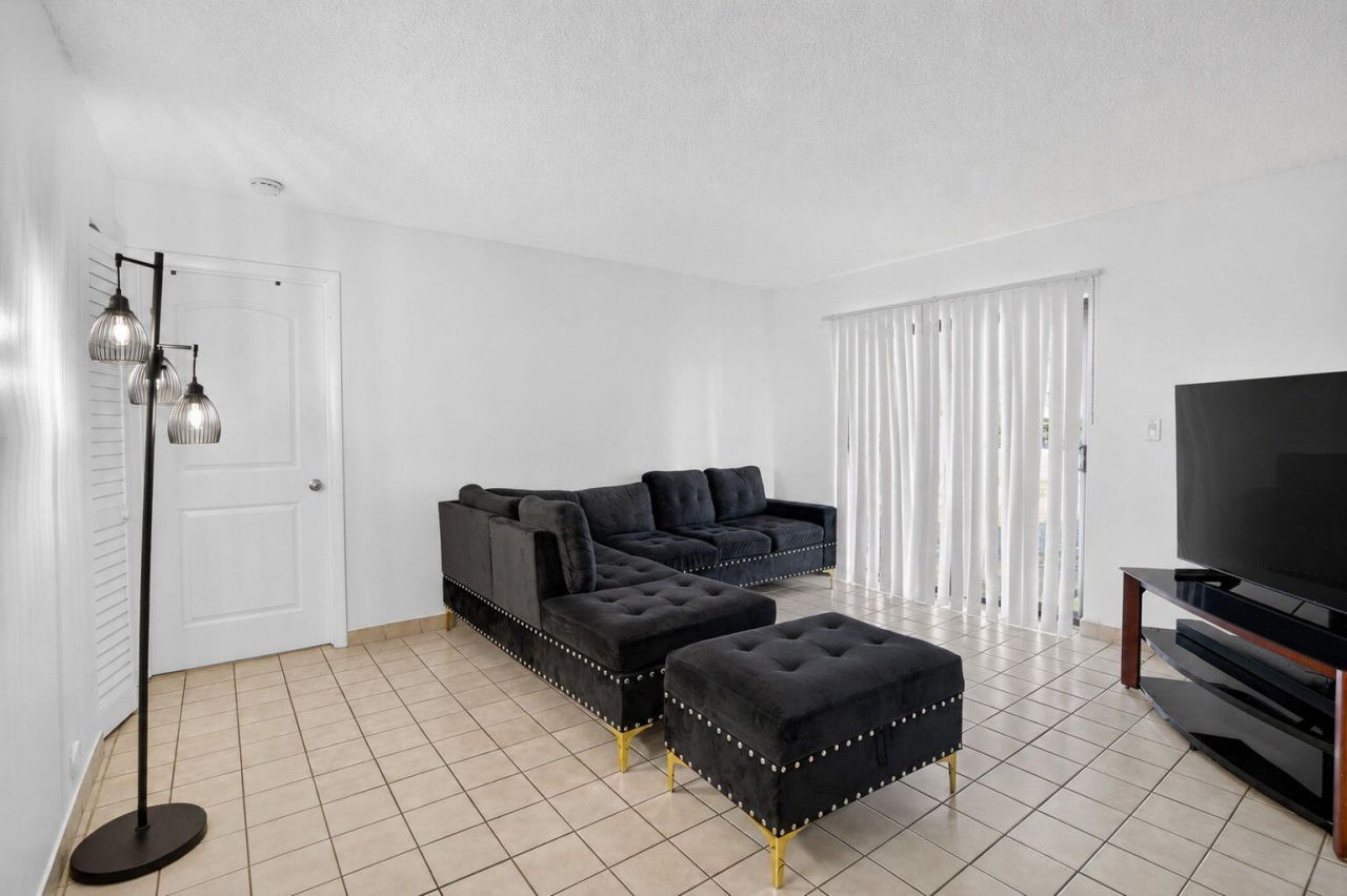 300 Palm Circle W, Unit 106, Pembroke Pines, FL 33025 Photo