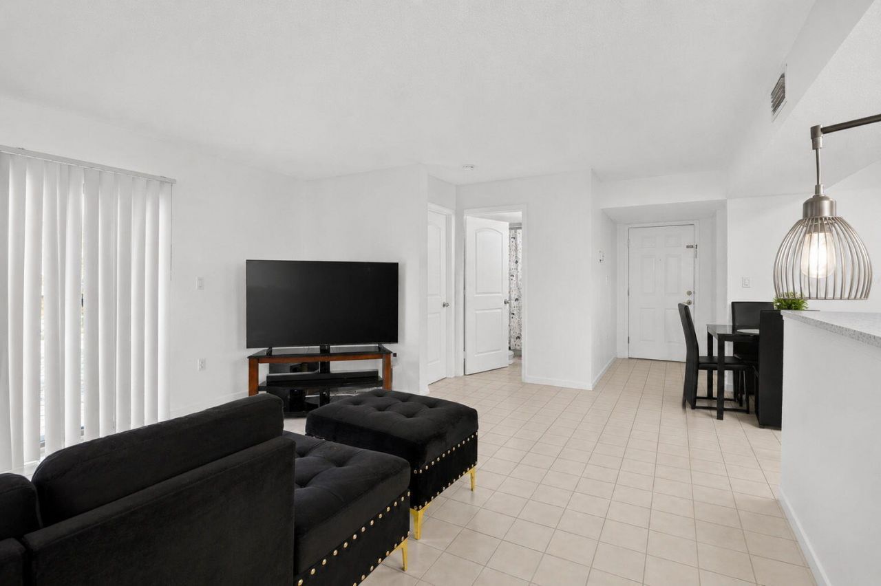 300 Palm Circle W, Unit 106, Pembroke Pines, FL 33025 Photo