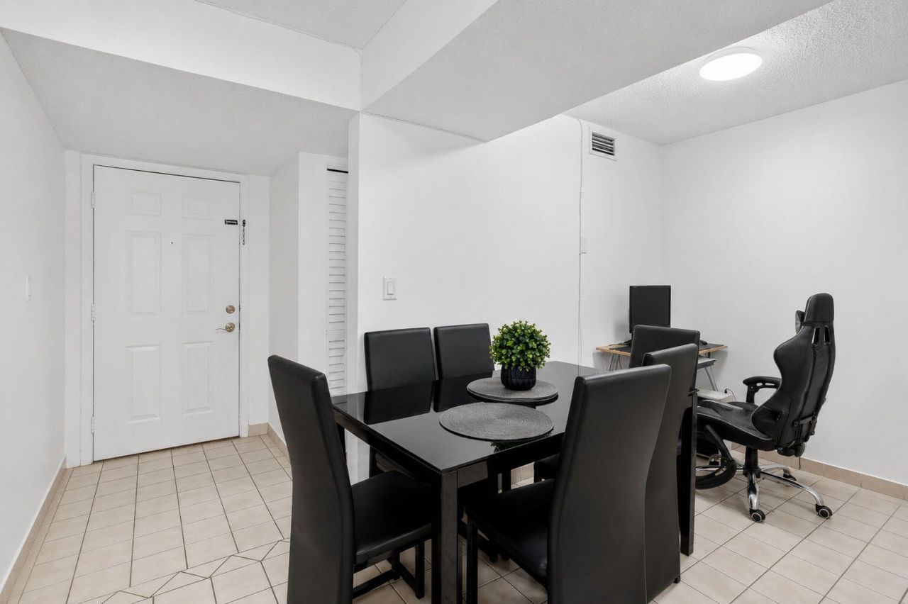 300 Palm Circle W, Unit 106, Pembroke Pines, FL 33025 Photo