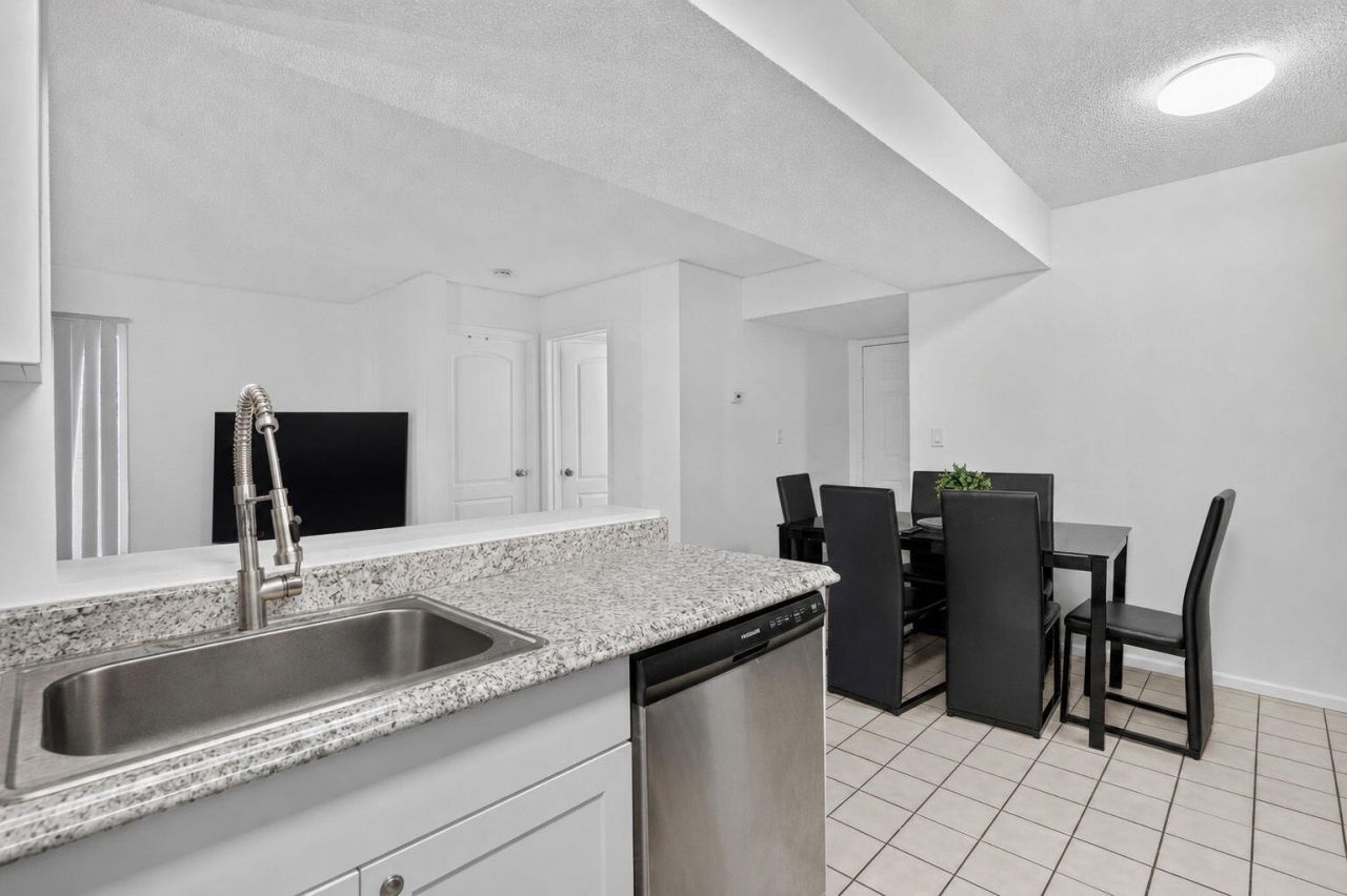 300 Palm Circle W, Unit 106, Pembroke Pines, FL 33025 Photo