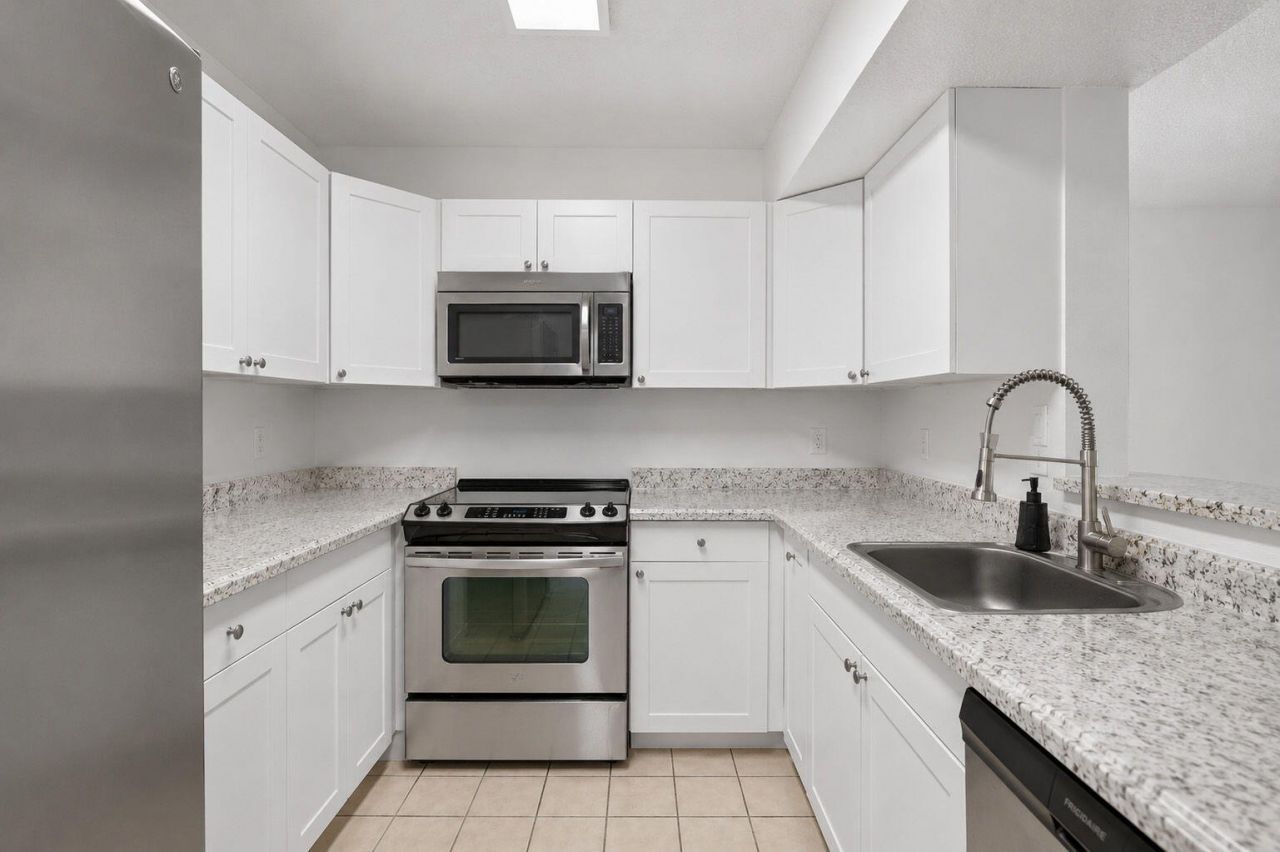 300 Palm Circle W, Unit 106, Pembroke Pines, FL 33025 Photo
