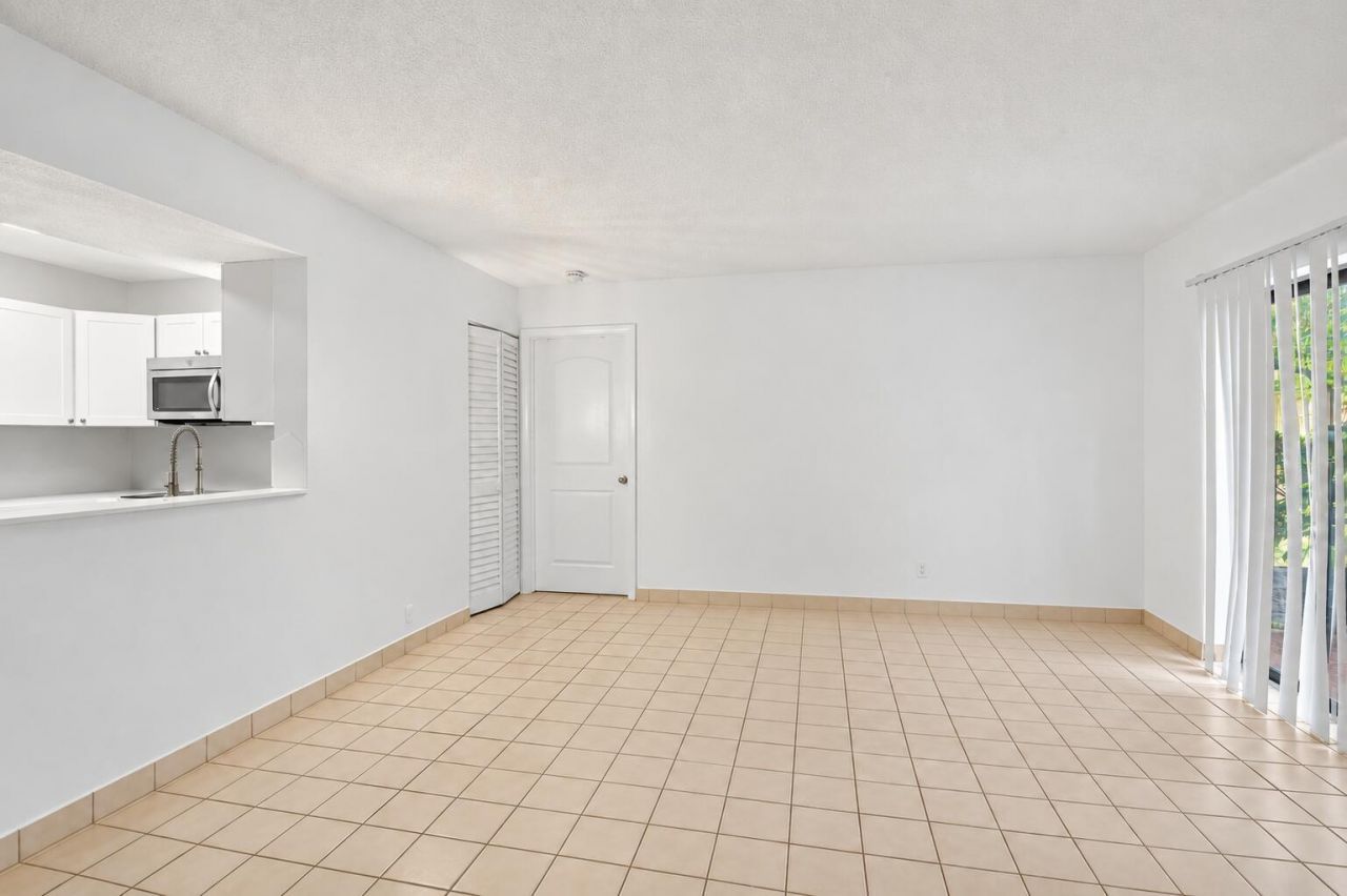 300 Palm Circle W, Unit 106, Pembroke Pines, FL 33025 Photo