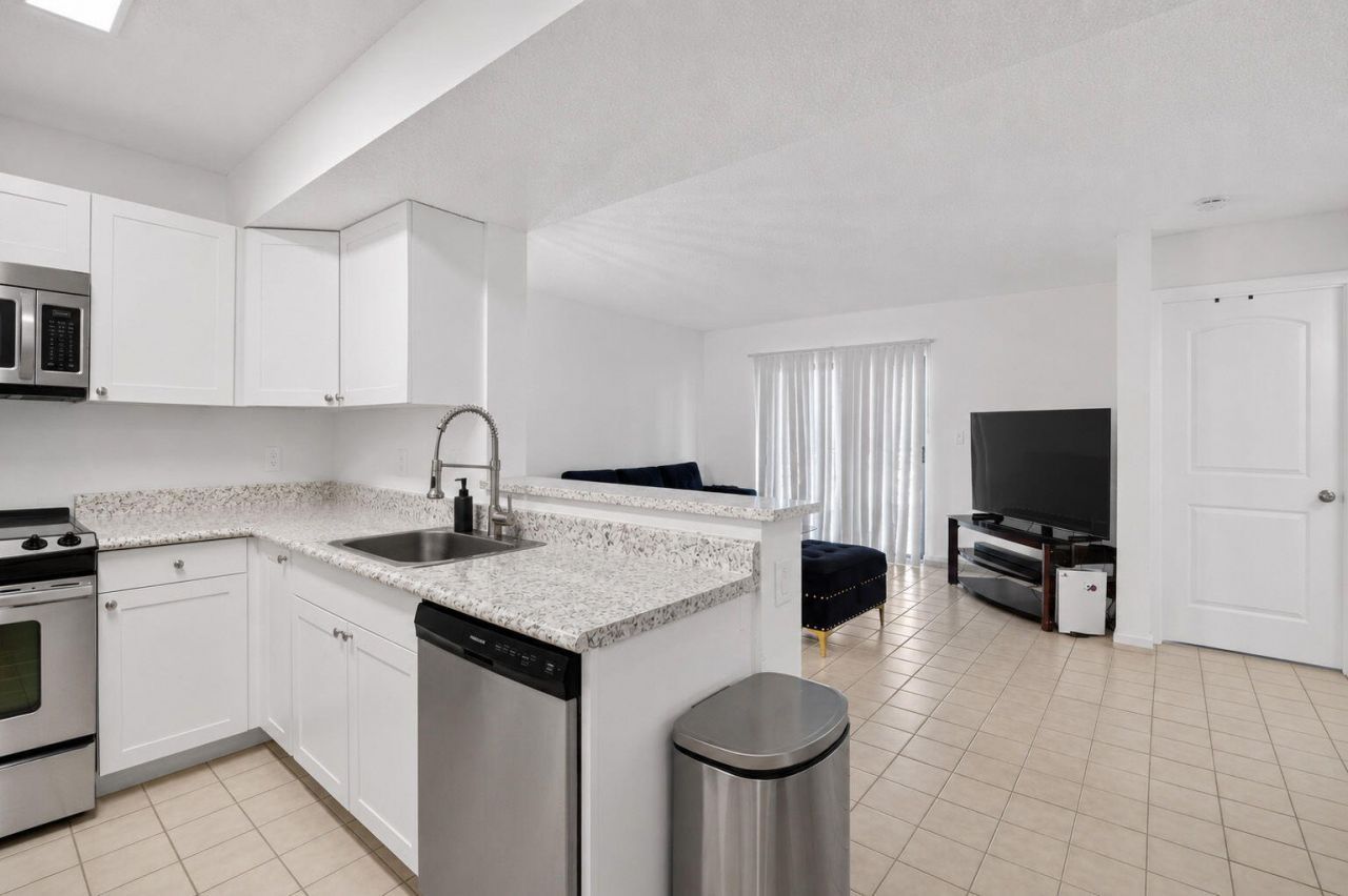 300 Palm Circle W, Unit 106, Pembroke Pines, FL 33025 Photo