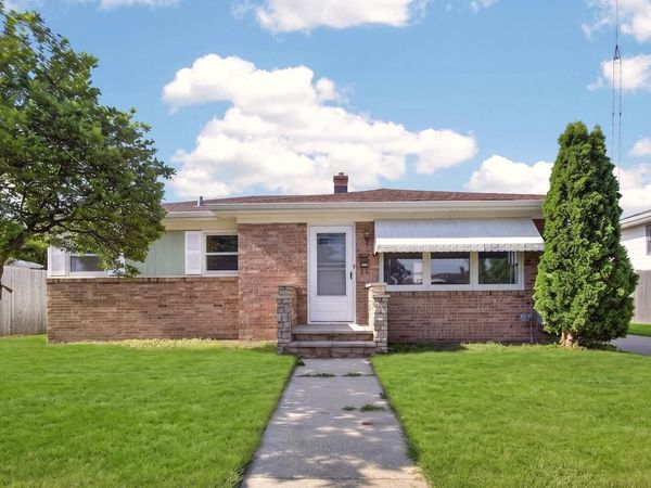 1008 Saxony DRIVE, Racine, WI 53402