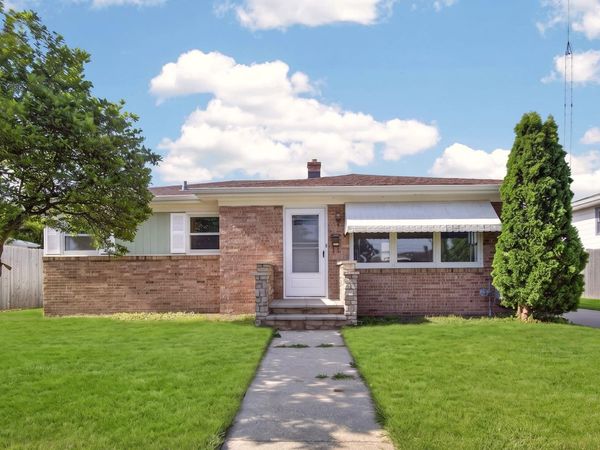 1008 Saxony Dr, Racine, WI 53402