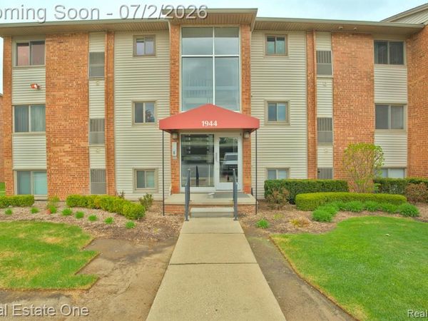 1944 KLINGENSMITH Road, Bloomfield Twp, MI 48302
