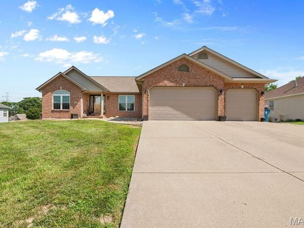 125 Oak Hill Drive, Maryville, IL 62062