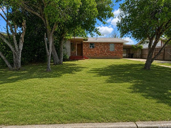1206 S 2ND ST, Floresville, TX 78114