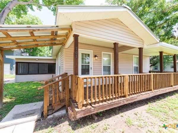 705 S Laurel Avenue , Luling, TX 78648