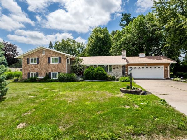 1127 Highland Park Drive , Bettendorf, IA 52722