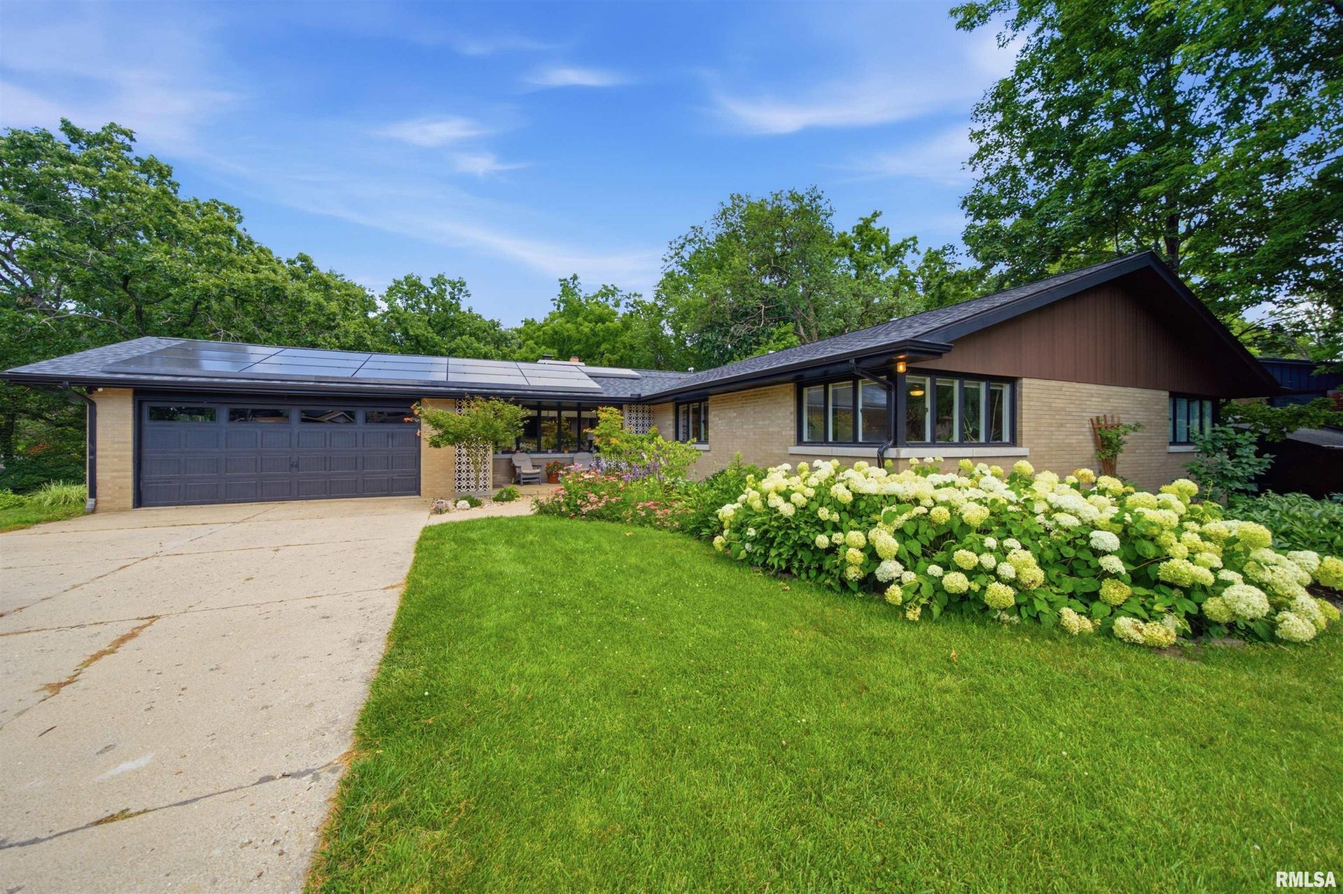 5200 N Sherbrook Lane, Peoria, IL 61614 Main Photo