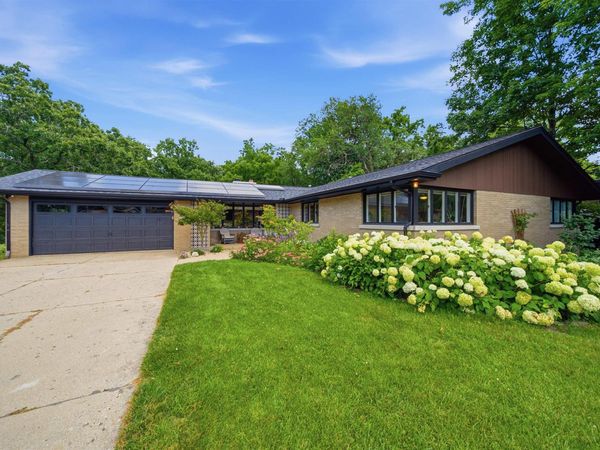 5200 N SHERBROOK Lane, Peoria, IL 61614