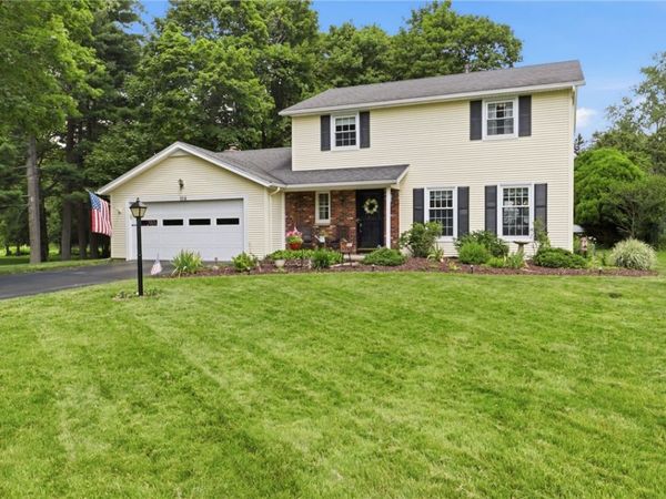 104 Willowbend Dr , Penfield, NY 14526