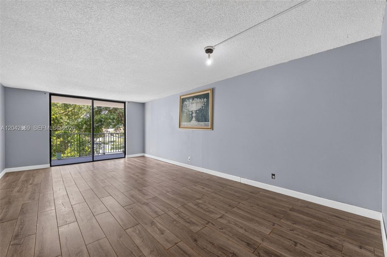 6190 Woodlands Blvd, Unit 316, Tamarac, FL 33319 Photo