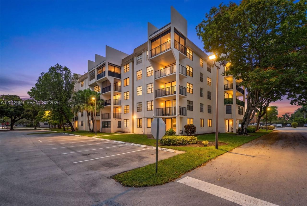 6190 Woodlands Blvd, Unit 316, Tamarac, FL 33319 Photo