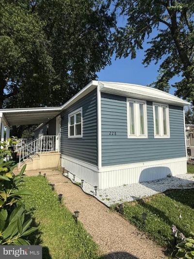 228 JOHNSON DRIVE , FAIRLESS HILLS, PA 19030
