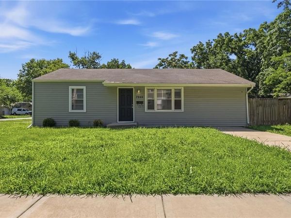 7944 Oak Street, Kansas City, MO 64114